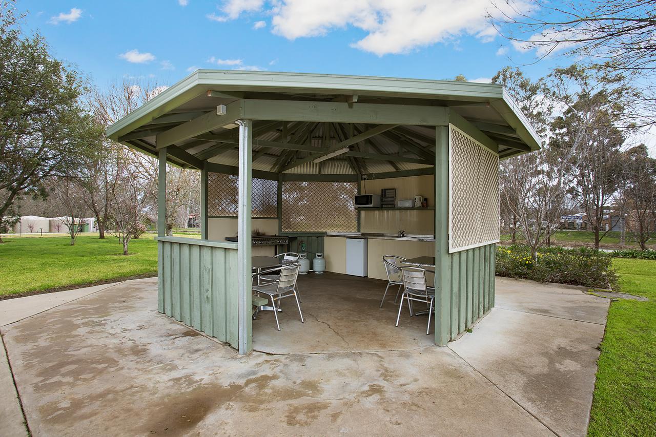 Lake Hamilton Motor Village And Caravan Park Bagian luar foto
